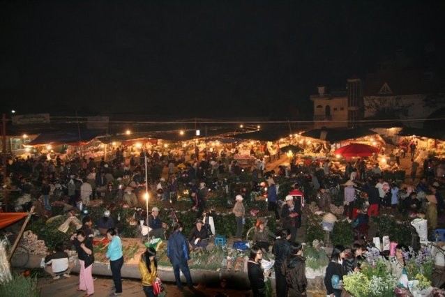 Les marchés aux fleurs de Hanoi - ảnh 2